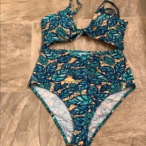 Cupshe swimsuit with cut out NEW